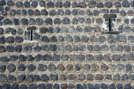 Mauer aus Basaltsteinen - Bayenturm