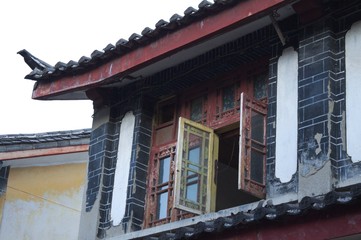 Fototapeta na wymiar old town of lijiang,architecture,roof,window,travel,shape,closed,open,ruins,copy space,wooden,wood,door,street,glass,tiles,tradition,culture,history,unesco world heritage site,heritage,landmark,backgr