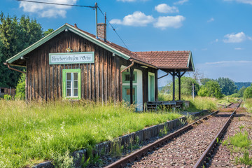 Ehemaliger Bahnhof in Deutschland an Gleisen - obrazy, fototapety, plakaty