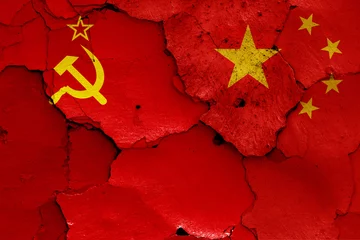 Selbstklebende Fototapeten Flaggen der Sowjetunion und Chinas © daniel0