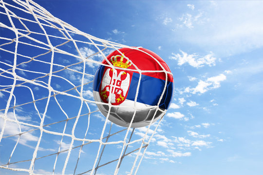 Fussball mit serbischer Flagge