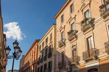 Palazzi centro storico catanzaro, calabria, italia. Cielo blu con nuvole sullo sfondo. Lampione vintage sulla sinistra