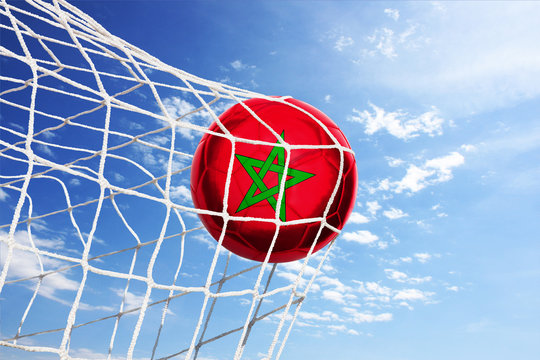 Fussball mit marokkanischer Flagge