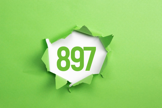gruene Nummer 897 auf gruenem Papier