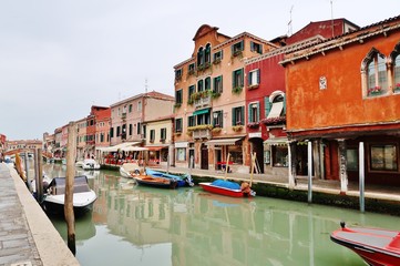 Fototapeta na wymiar Murano, Venedig, Straßenbild am Kanal