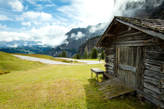 Vecchia Baita in legno, montagne del Trentino