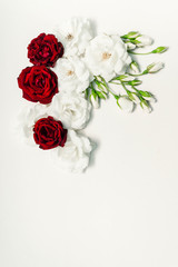 Obraz na płótnie Canvas Red and white roses