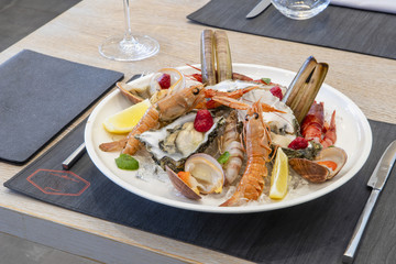 seafood, food, shrimp, uncooked, raw, sea, healthy, shellfish, prawn, table, mediterranean, lemon, cuisine, crustacean, fish, marine, mollusk
