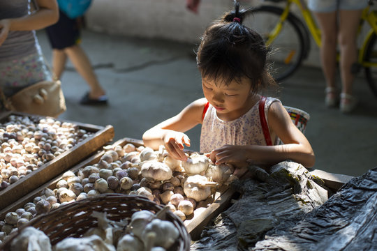 little aisan girl in the market