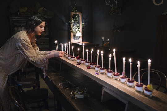 Woman preparing little cheesecakes