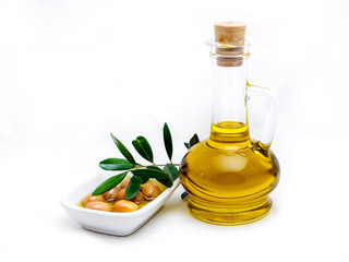Beyaz zemin üzerinde zeytin zeytin yağı