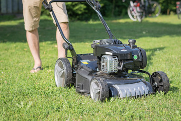 Rasen m&auml;hen mit Benzinrasenm&auml;her