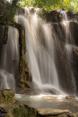 Fototapeta premium Cascada de agua cristalina con rocas en una parque