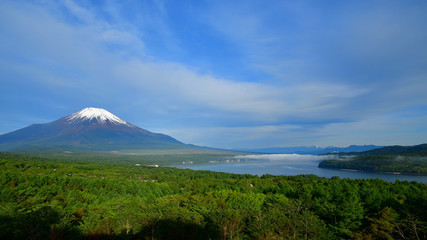 Fototapeta na wymiar 山中湖にかかる雲と富士山
