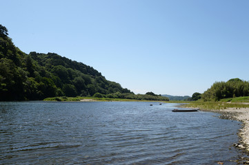 アウトドア 川岸の向こうになだらかな山