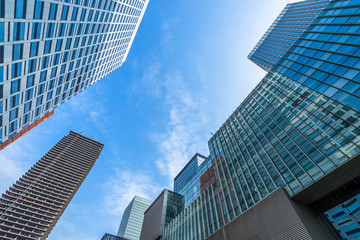 Obraz na płótnie Canvas Modern office building against blue sky.