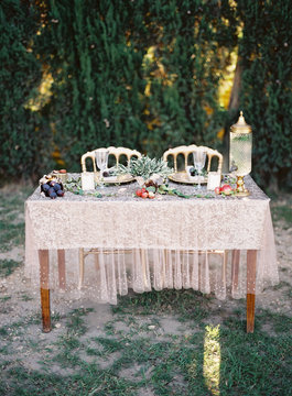 Gold, glamorous sweetheart table