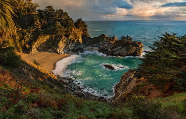 Obraz premium Julia Pheiffer State Park California sunset with waterfalls