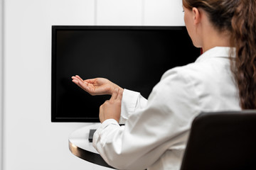 Telematik und telemedizinische Kommunikation über das Internet, Ärztin vor Monitor beim Puls...