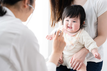 赤ちゃん、定期健診、乳幼児健診、聴診器