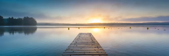 Photo sur Plexiglas Jetée Lever du soleil sur le lac avec brouillard - panorama