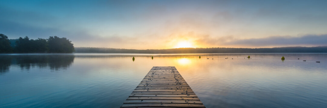 Fototapeta Wschód słońca nad jeziorem z mgłą - panorama