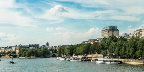 Obraz premium Schiffe am Seine Ufer Paris