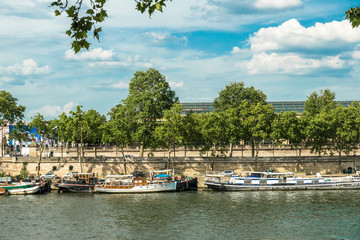 Fototapeta na wymiar Schiffe am Seine Ufer Paris