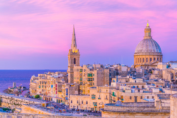 Uitzicht op de zonsondergang van de karmelietenkerk Onze-Lieve-Vrouw van de berg Karmel in Valletta, Malta