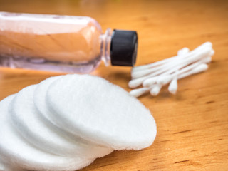 Wattepads mit Wattestäbchen und Nagellackentferner 