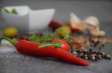 Mediterrane Gewürze und Kräuter auf einer Steinplatte