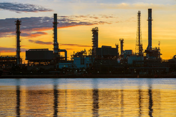 Obraz premium Oil refinery factory at twilight Bangkok Thailand