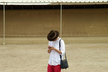 Touriste regardant son téléphone