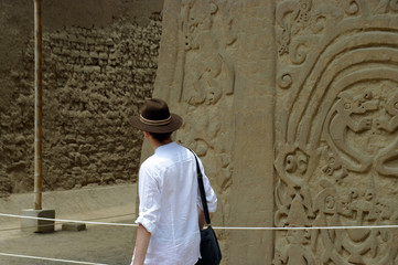 Touriste contemplant les fresques précolombiennes de Trujillo