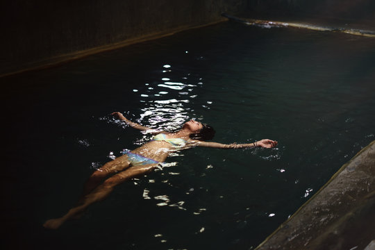 Brunnete  at swimming pool