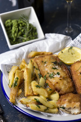 Pescado frito crujiente con patatas