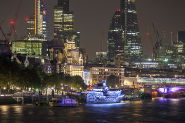 Fototapeta premium london skyline and river thames at night