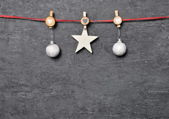 Obraz premium Hintergrund mit Weihnachtsbaumschmuck und Holzklemmen