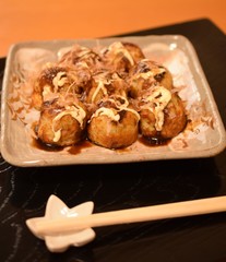 皿に入れた大阪のたこ焼き