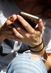 donna e il suo cellulare - relax 