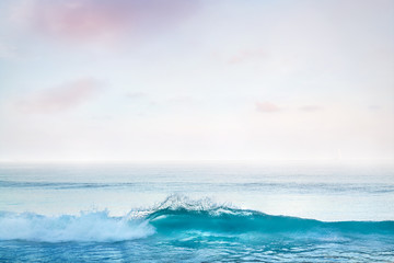 Malerisches Meer mit brechender Welle