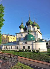 Fototapeta na wymiar Beautiful orthodox church in Yaroslavl