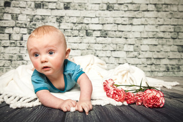 Baby möchte Blumen verschenken