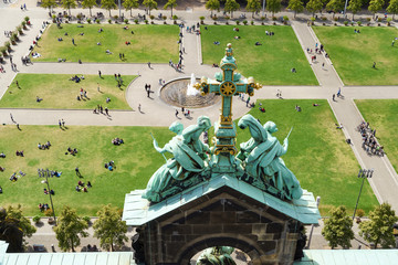 Blick vom Berliner Dom auf das Kreuz und den Vorplatz © Rolf Dräger