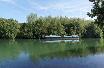 Fototapeta na wymiar Marne river bank at Marne la vallée in Île de France