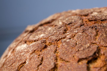 Detailaufnahme eines knuspriegn frischen Brotlaibs