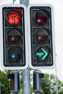 Verkehrsampel mit gr&uuml;nem und rotem Pfeil, Schweiz