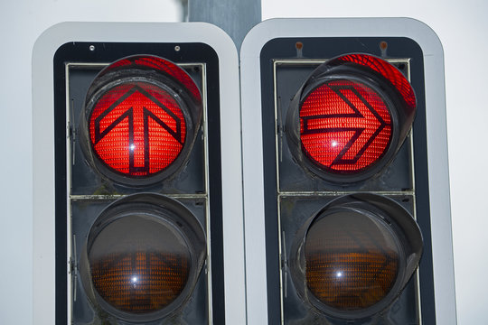 Verkehrsampel mit roten Pfeilen, Schweiz
