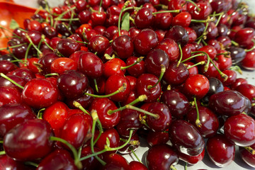 Cantidades de cerezas en el mercado, fruta del verano
