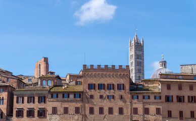 Fototapeta na wymiar view of medieval palaces surrounding Piazza del Campo, Siena, Italy